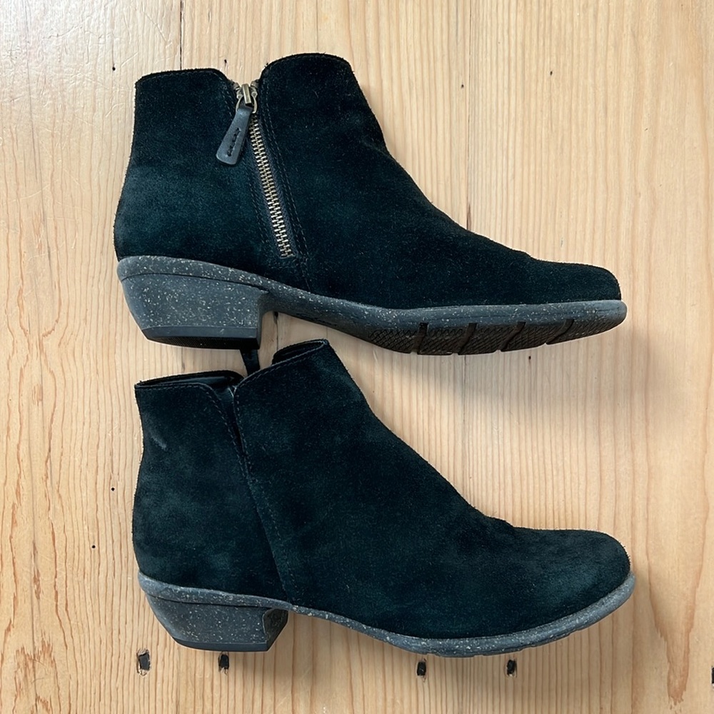 Clarks- suede unstructured ankle boot in black. Size 9
